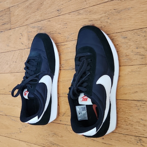 Nike Women's Black Sneakers - Picture 3 of 10